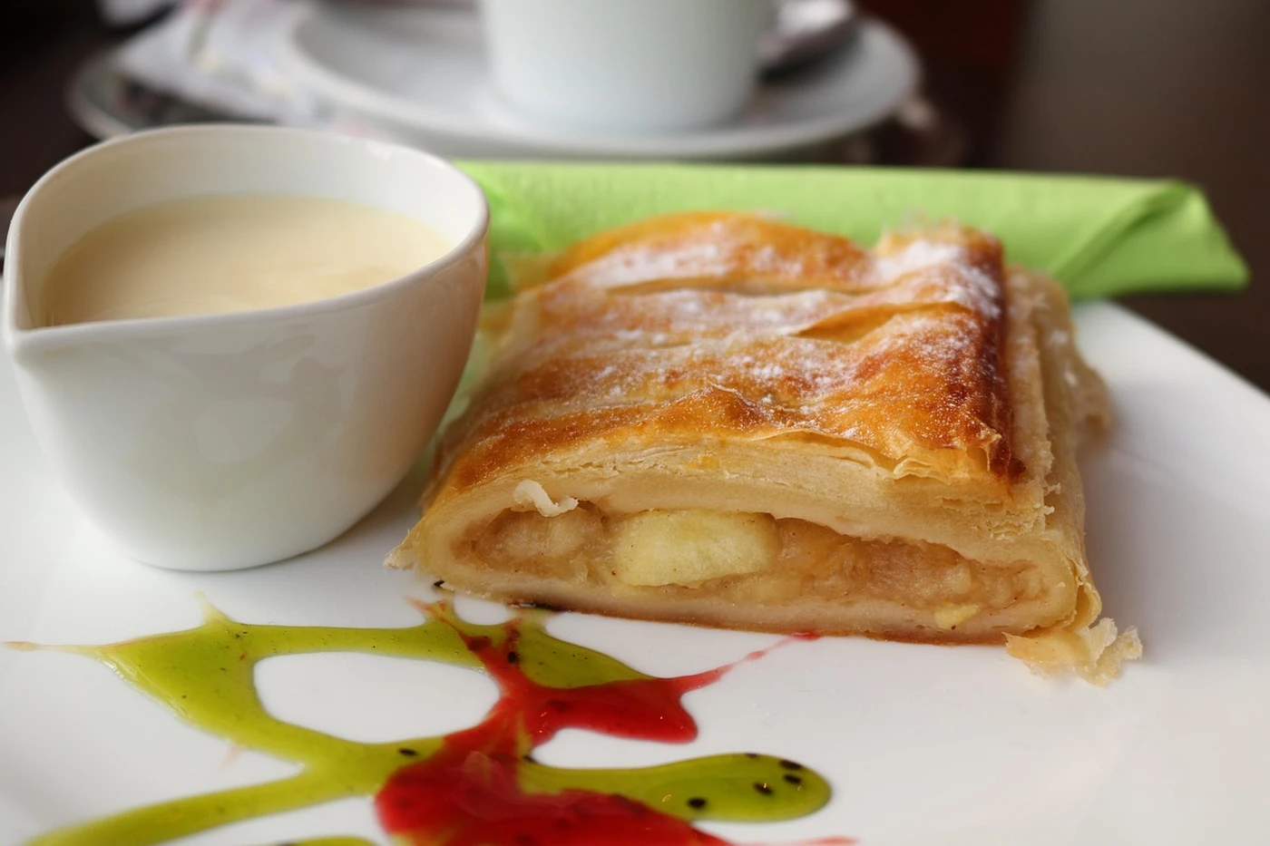 Porción de apfelstrudel con su salsa de vainilla