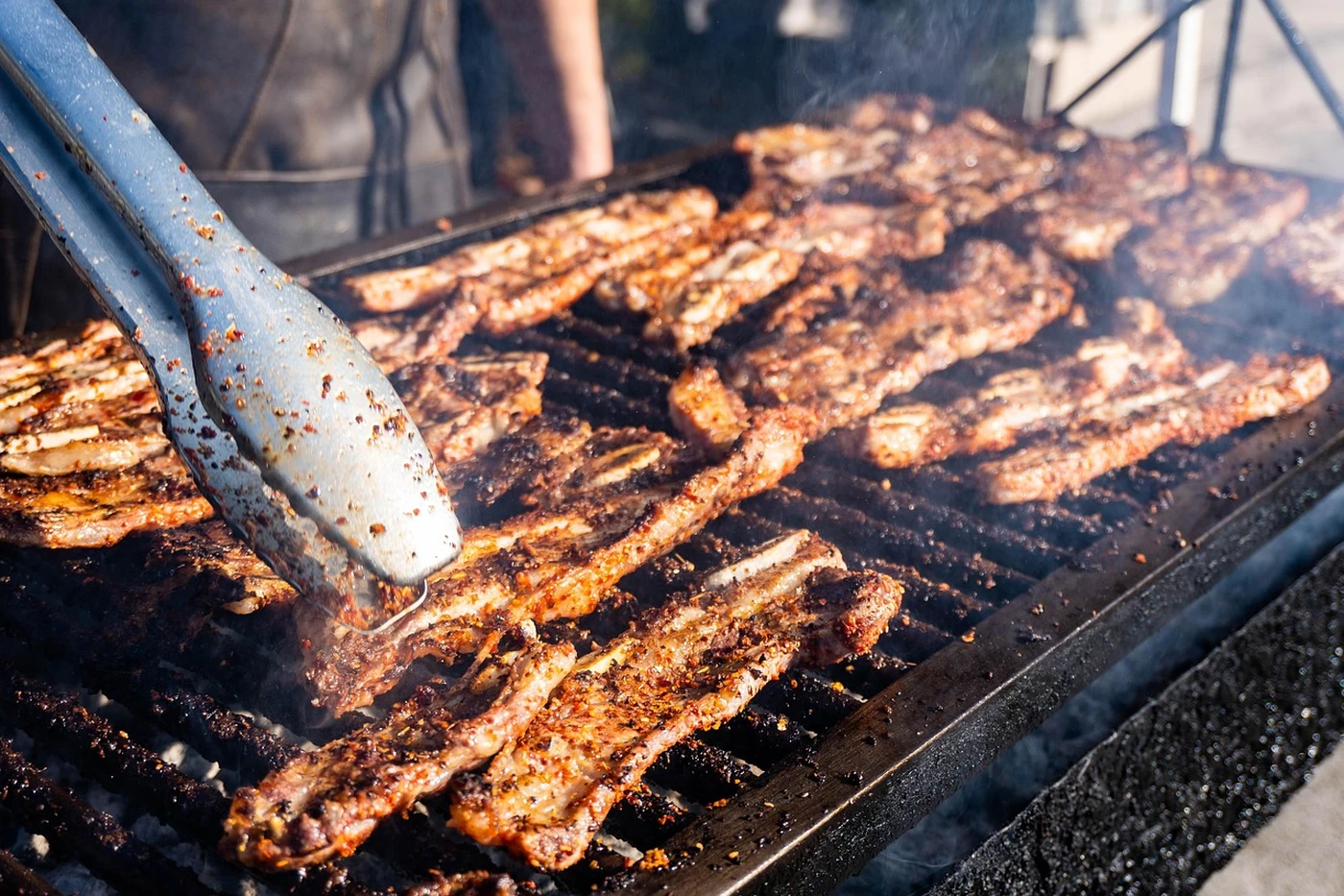 Tiras de asado de tira dorándose sobre la parrilla