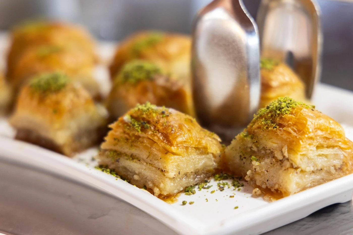Porciones de baklava con pistacho picado
