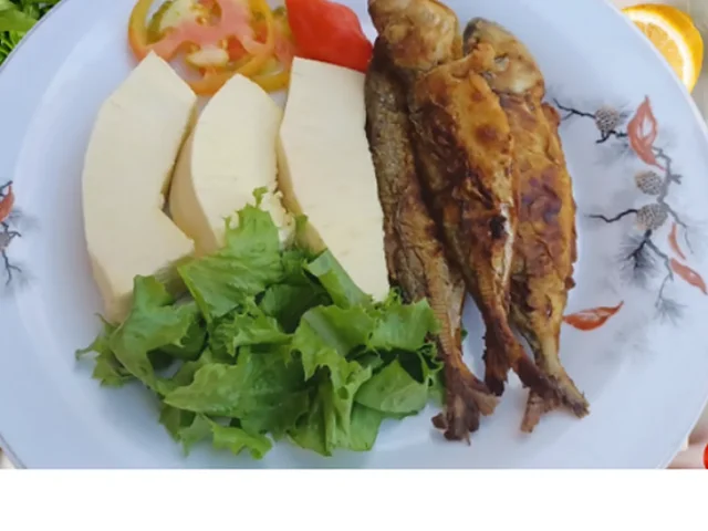 Fruta del pan asada con jurel frito