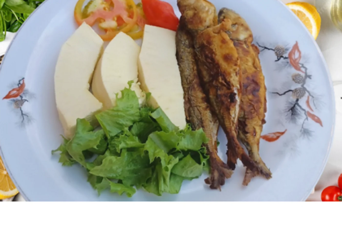 Fruta del pan asada con jurel frito