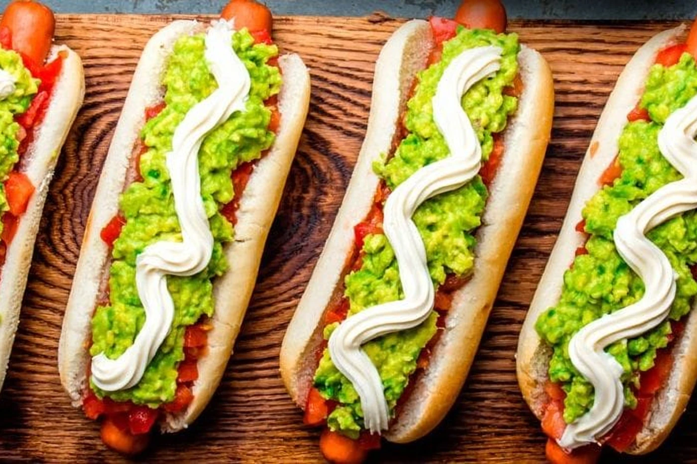 Completo italiano con tomate picado, palta y mayonesa sobre la vienesa