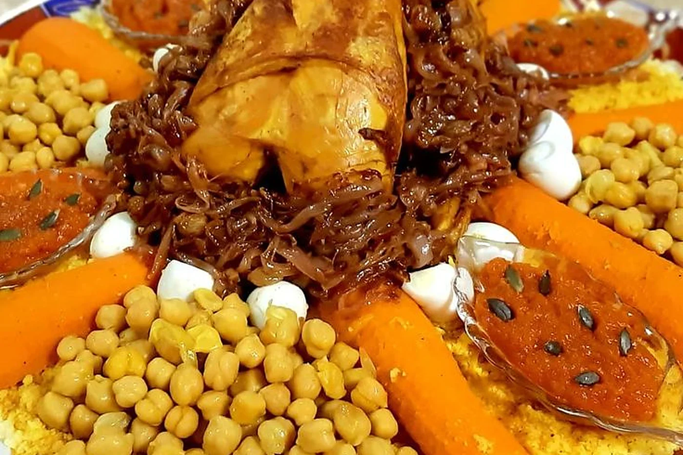 Cuscús tfaya con pollo