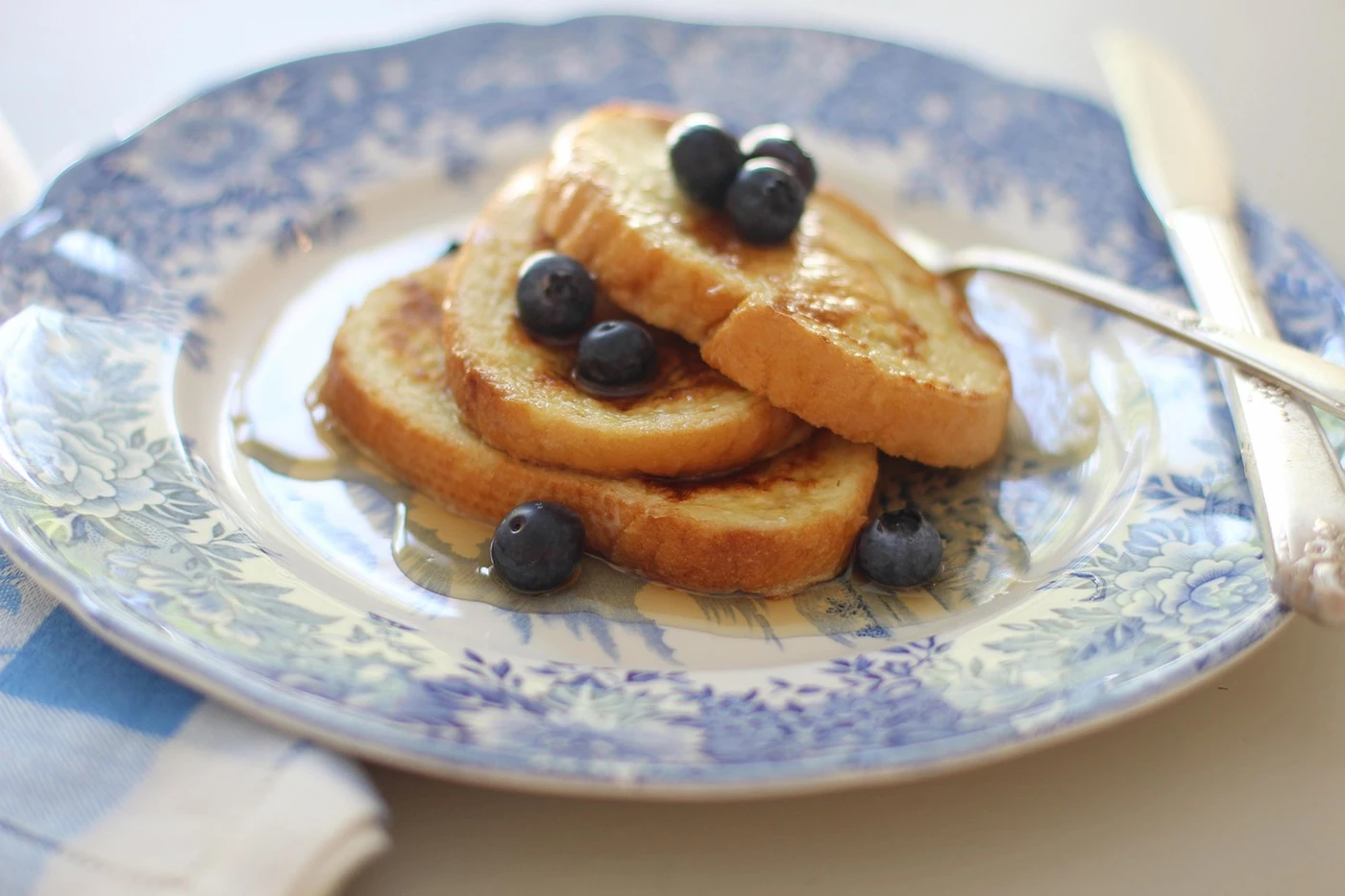 French toast apilado con arándanos