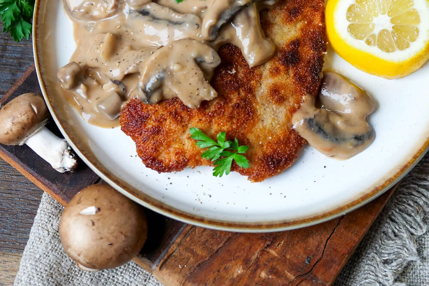 Jägerschnitzel con salsa de champiñones