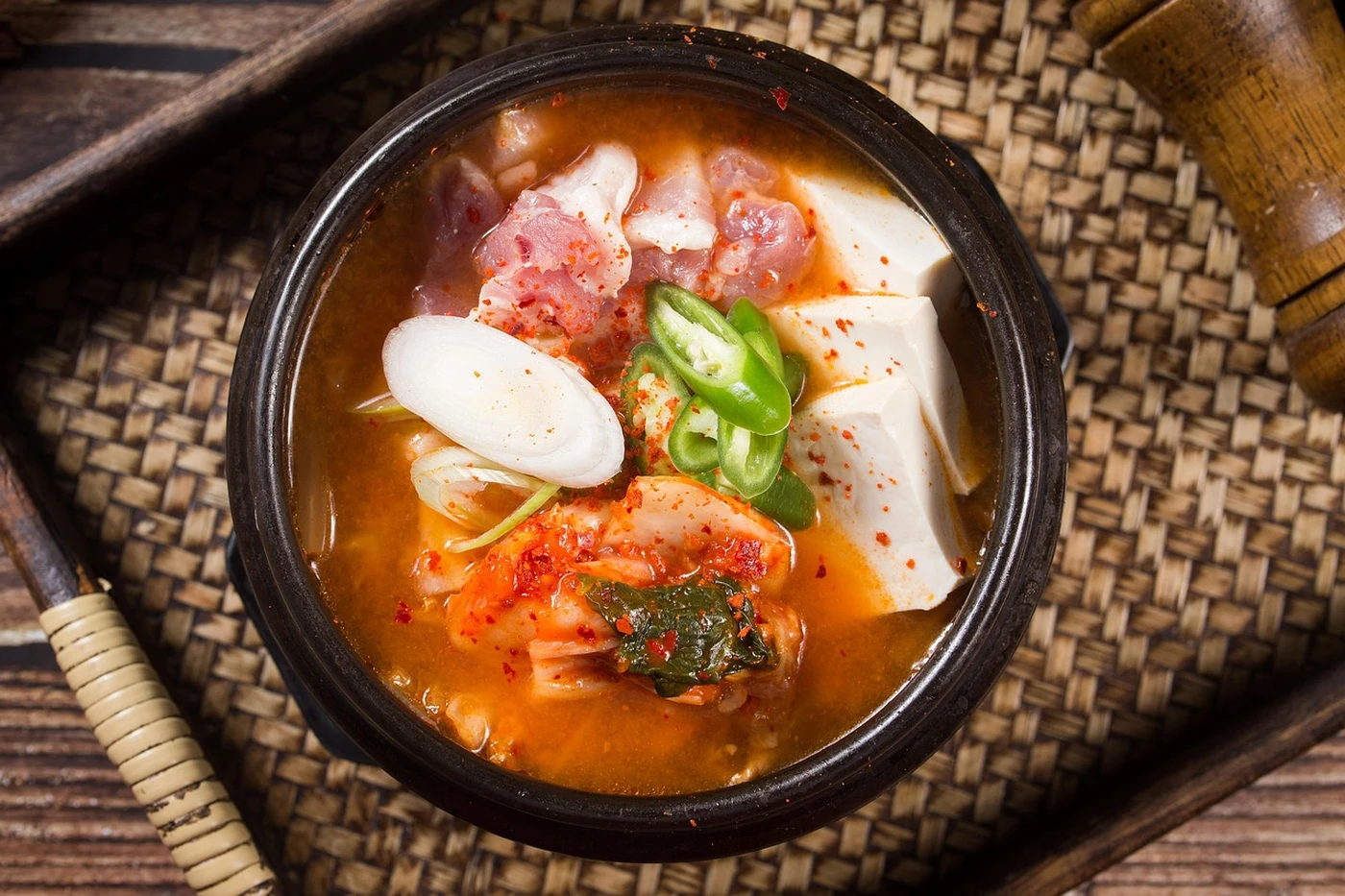Kimchi jjigae con tofu en olla de barro