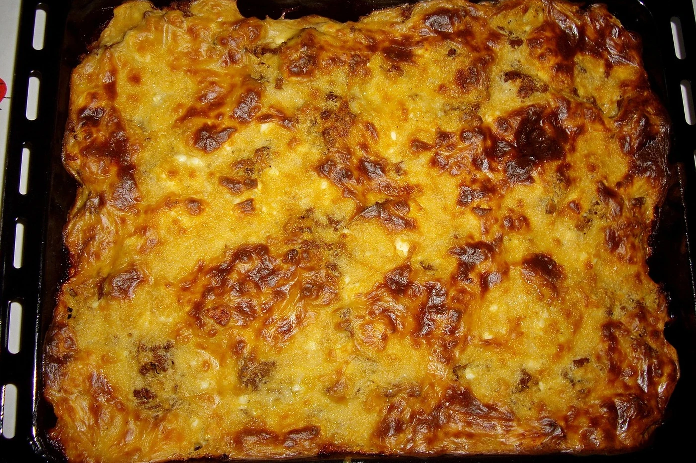 Moussaka gratinada con bechamel en su fuente
