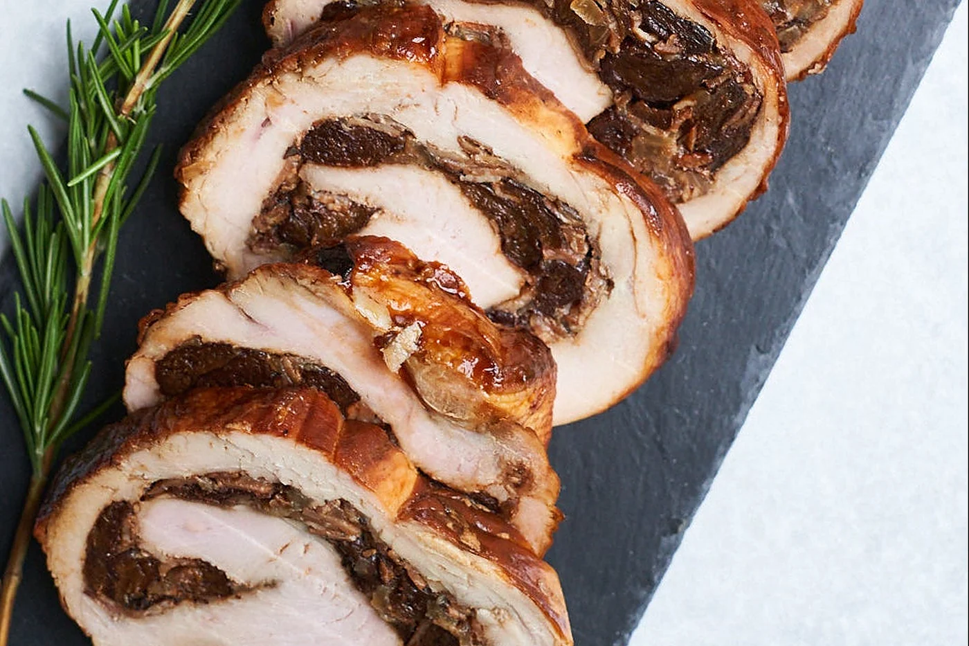 Pechuga de pavo rellena con ciruelas
