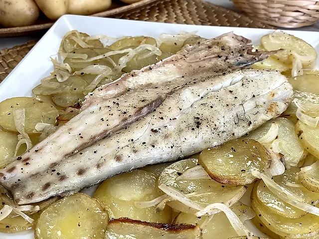 Pescado al horno con papas y cebolla