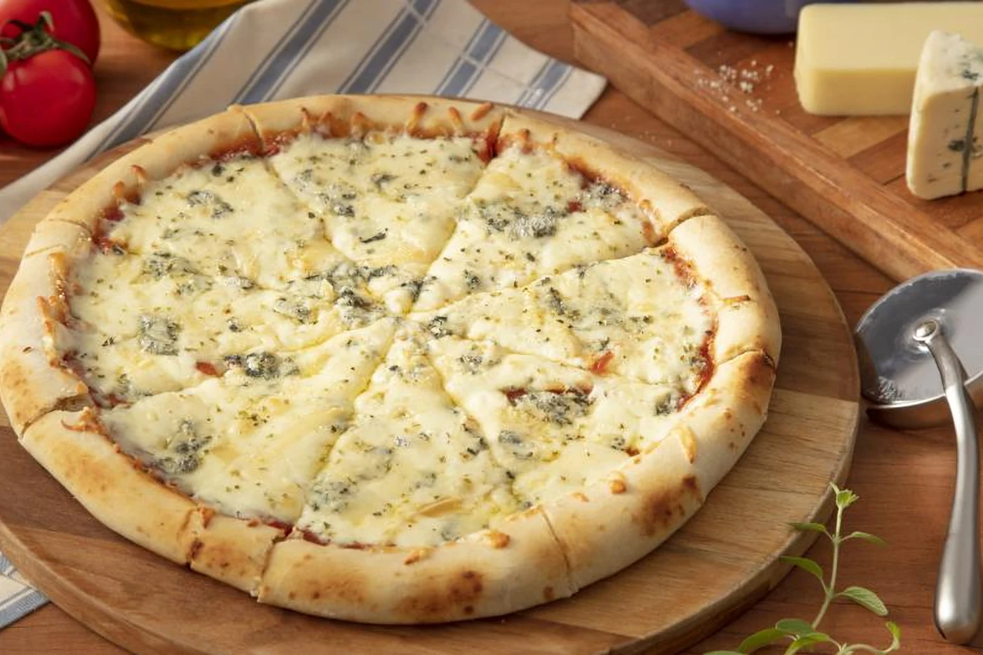 Pizza quattro formaggi en bandeja