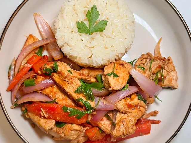 Pollo saltado