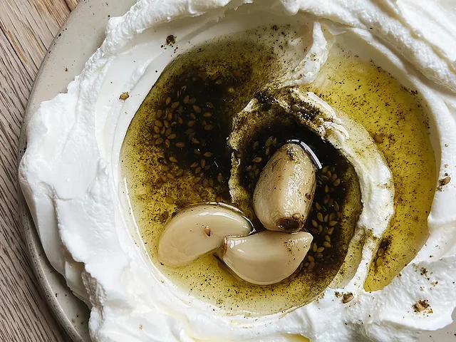 Labneh bil toum