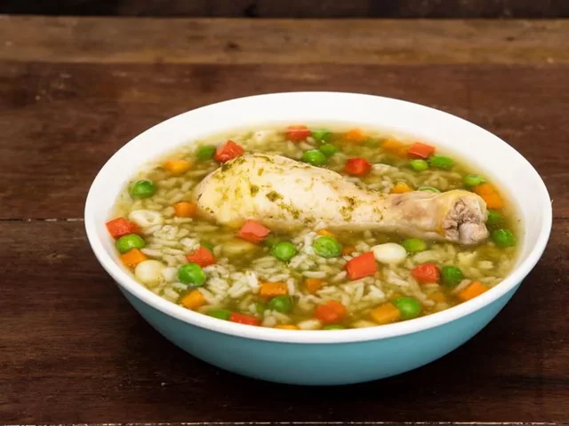 Sopa de pollo a la criolla