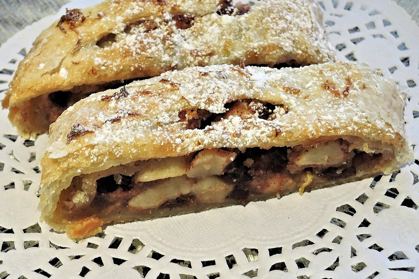 Strudel di mele en rodajas con manzana y pasas