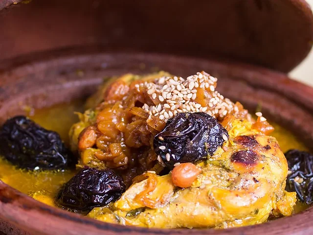 Tajín de pollo con ciruelas