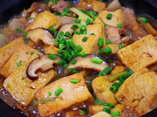 Tofu braseado con hongos