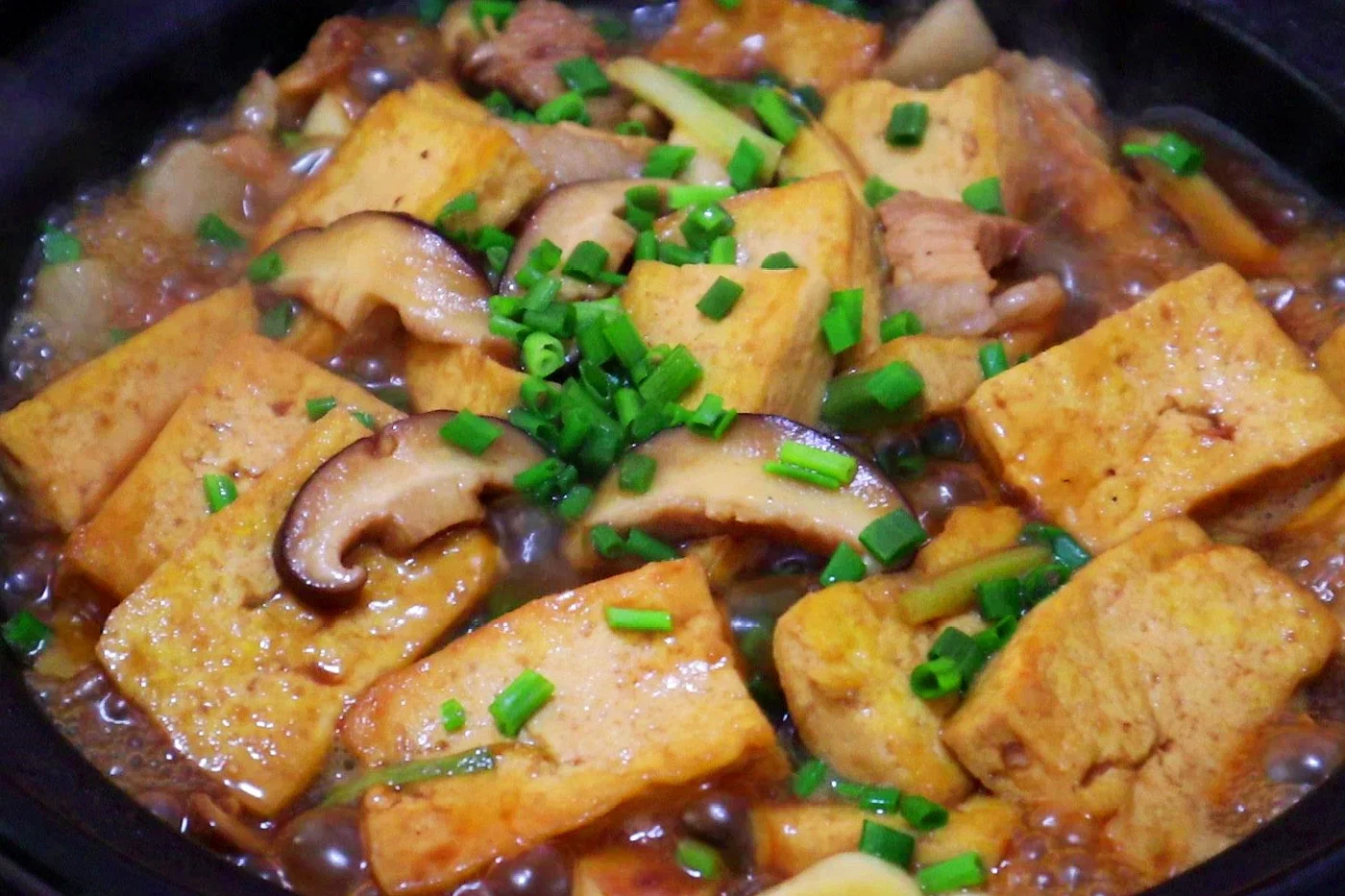 Tofu braseado con hongos