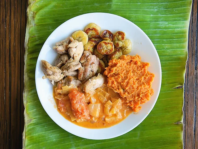 Pescado y fruta del pan de las Salomón