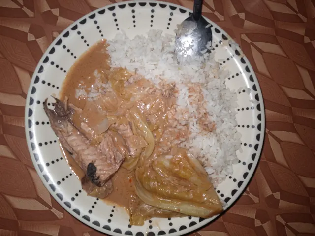 Sopa de pescado con cacahuete