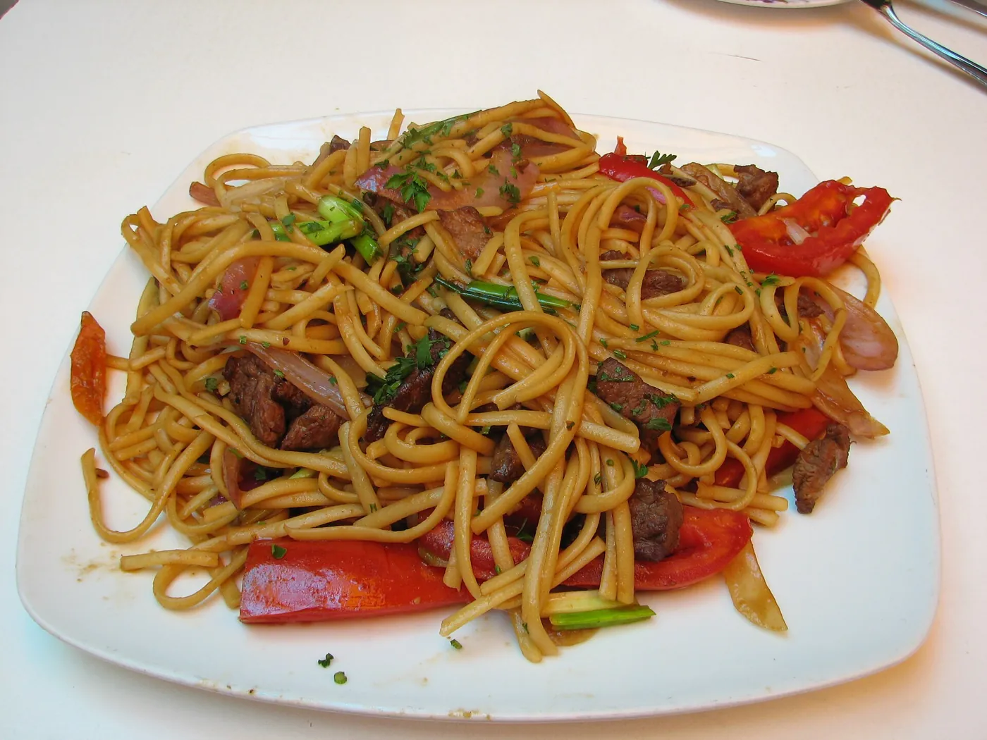 Tallarín saltado de pollo