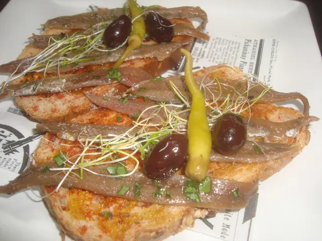 Tostas de anchoa y pimiento
