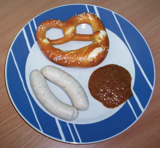 Weißwurst con pretzel y mostaza dulce